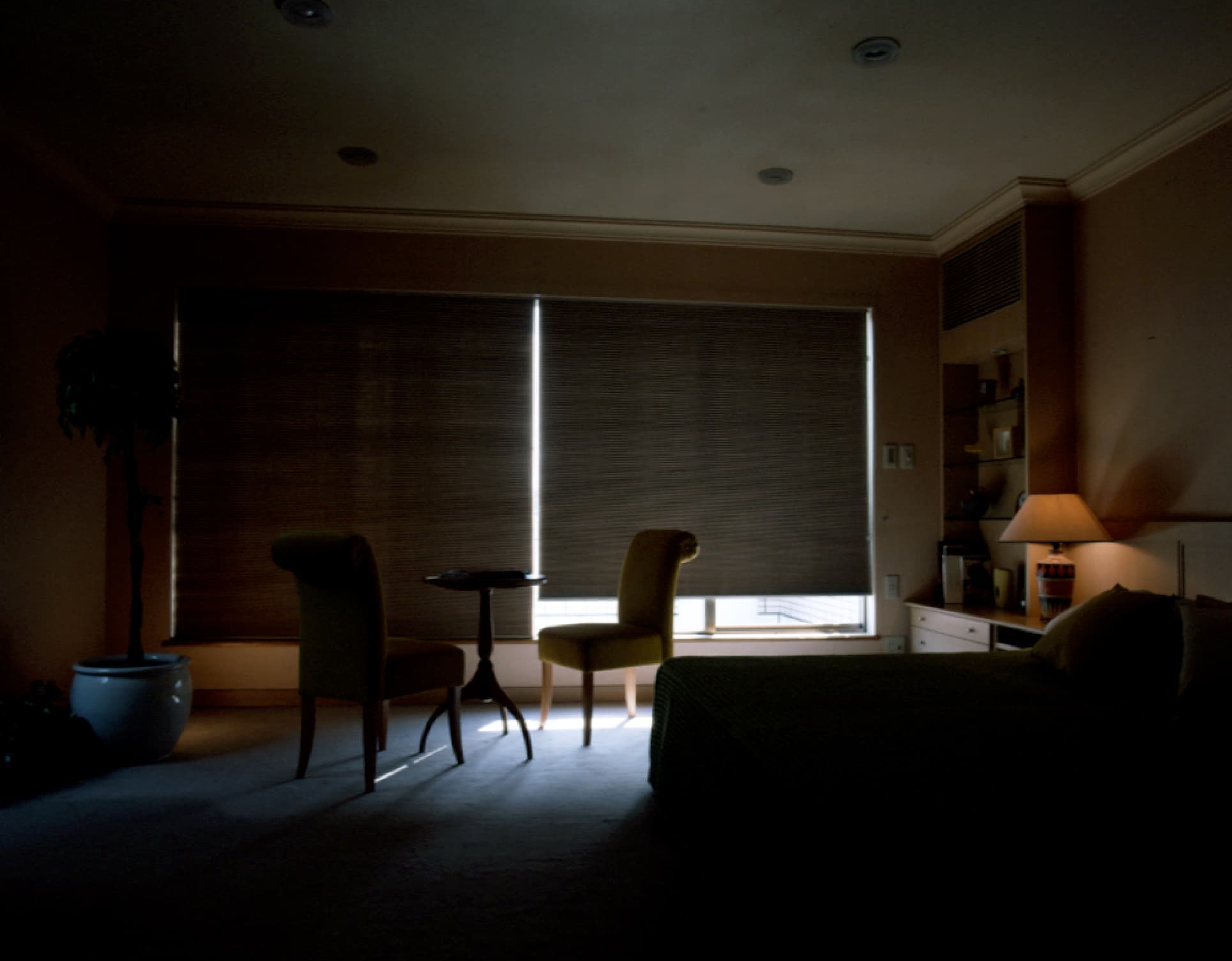 室内の明かりを消した際の写真